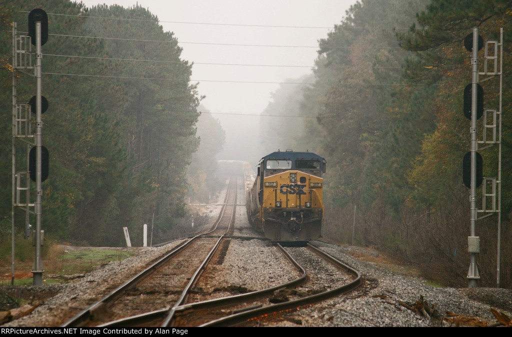 CSX 117 and 5465 wait for green at the N.E. Aberdeen signals